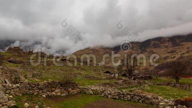 间隔射击。 北奥塞梯，形成云在古聚落与千年历史-达戈姆。